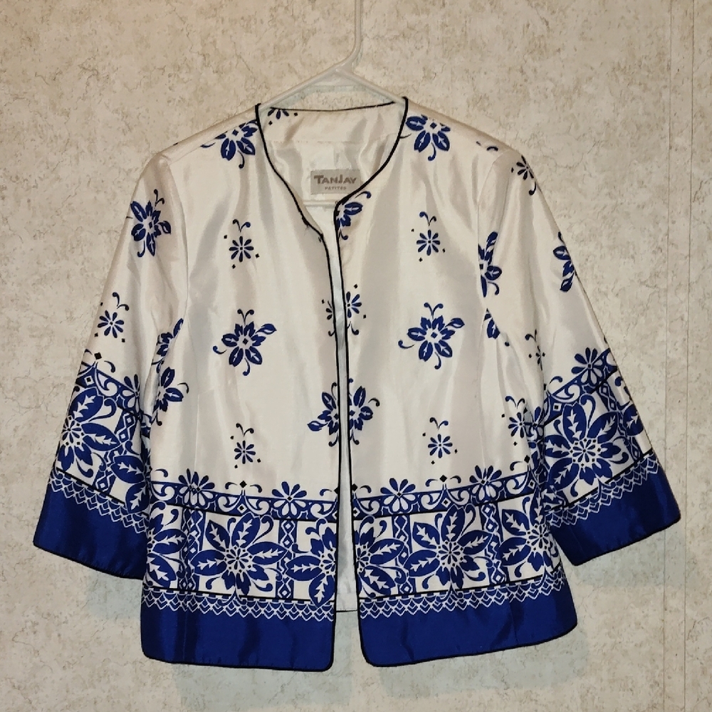 🟢 Floral Blue and White Jacket